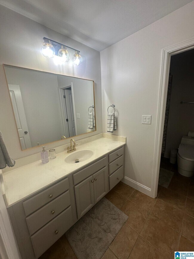 Building Photo - 221 Castlehill Dr