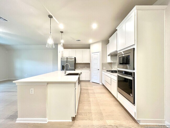 Building Photo - Hill Country Retreat
