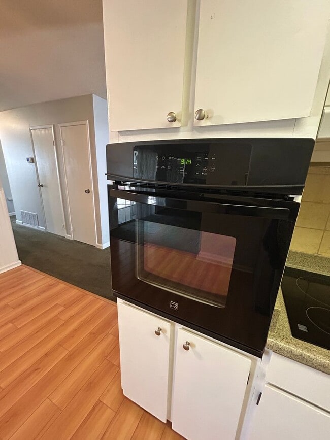 Building Photo - NICE OLDER HOME IN ESTABLISHED AREA