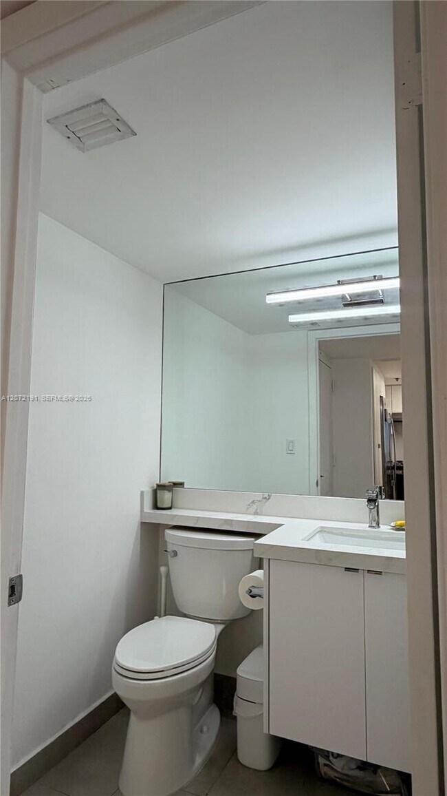 Building Photo - 540 Brickell Key Dr