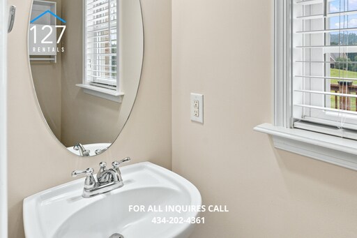 Building Photo - Comfortable & Stunning 4-Bedroom House in Prime Forest Location!