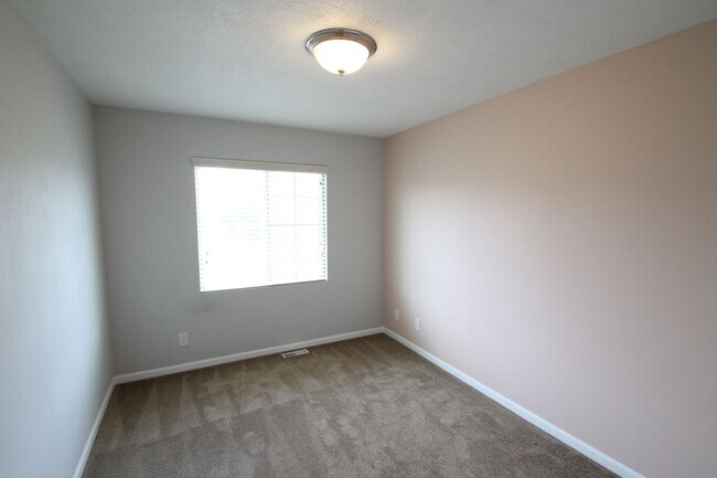 Building Photo - Fall Move In Special!!!  1/2 Off 1st Month...