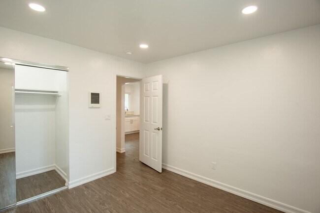 Building Photo - 462 Davidson St