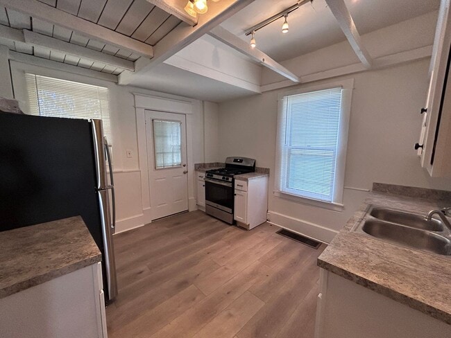 Building Photo - Spacious 3 BR home, Minutes to Medical Cen...