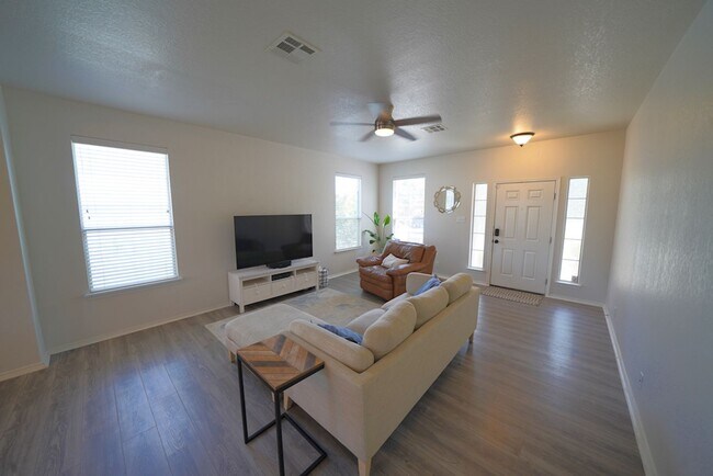 Building Photo - Beautifully Maintained Home in Schertz Now Available. Realtor Commission: $500