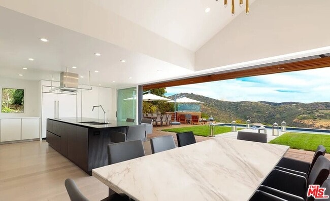 Building Photo - 2528 Westridge Rd