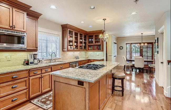 Building Photo - *Coming Soon!!* Fabulous Bright Townhome in the Heart of Downtown Lake Oswego.