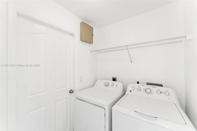Building Photo - 4657 SW Leeward St