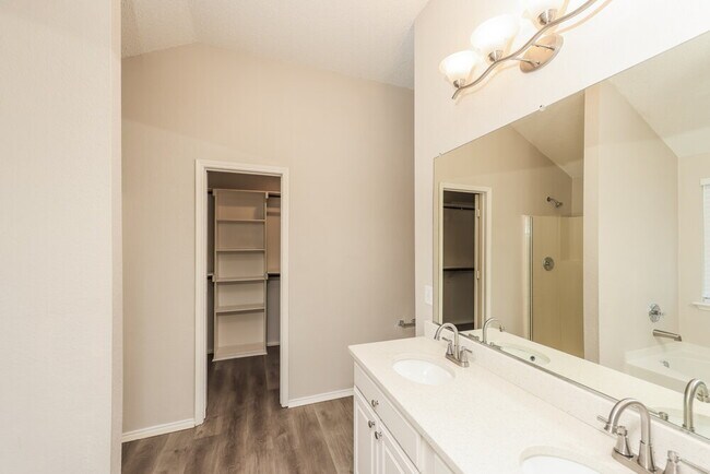 Building Photo - 1203 Hampton Dr