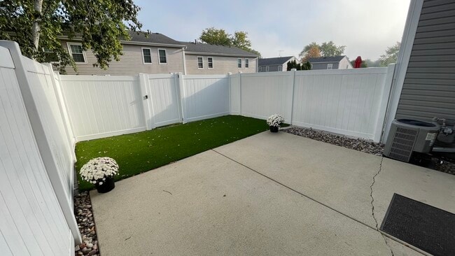 Building Photo - 1352 Oxford Cir