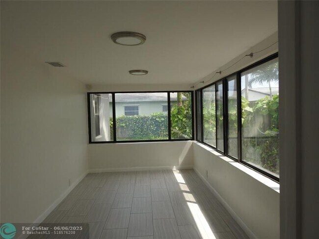 Building Photo - 1534 SW 10th Ave