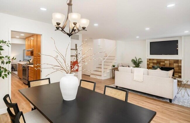 Building Photo - 725 Old Creek Rd