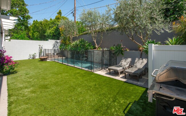 Building Photo - 12142 Hollyglen Pl