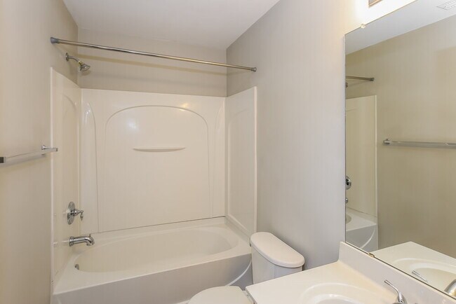 Building Photo - 926 Marthas View Dr NW