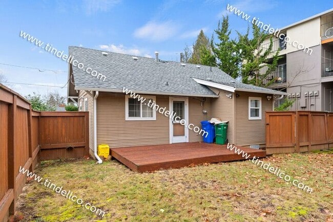 Building Photo - Darling 2 Bedroom North Tabor Home With Of...