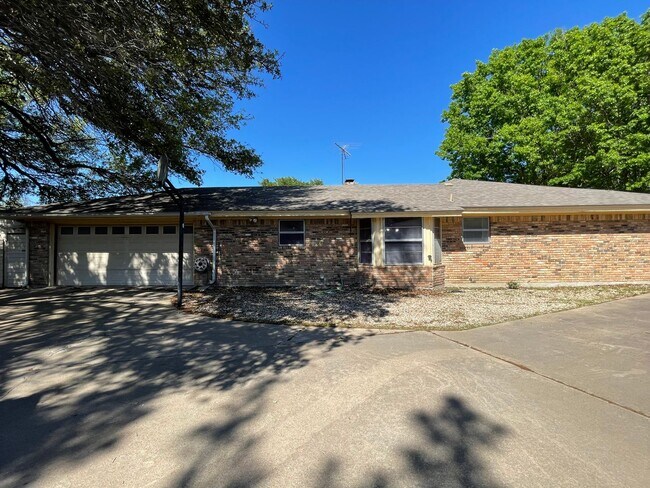 Building Photo - COMING SOON 3 BEDROOM 2.5 BATH SPACIOUS HO...