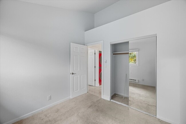 Building Photo - 998 W Beaver Creek Blvd