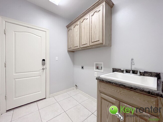 Building Photo - 3Bed/2Bath Gorgeous and move in ready.  (S...