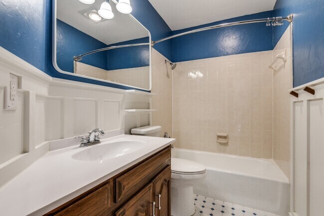 Building Photo - 529 Chippendale Dr