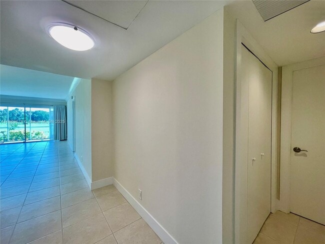 Building Photo - 2950 N Palm Aire Dr