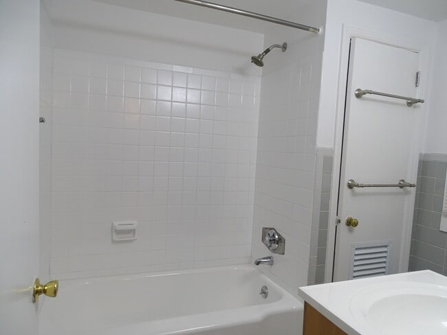 Building Photo - 207 Linden Ave