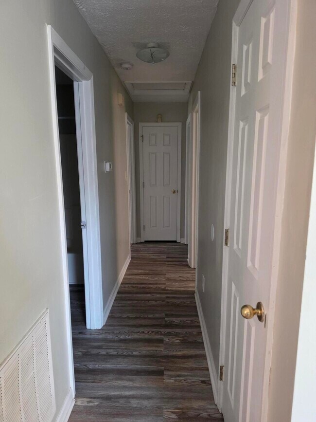 Building Photo - 2592 Woodhill Dr