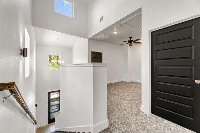 Building Photo - 205 Lynn Dr