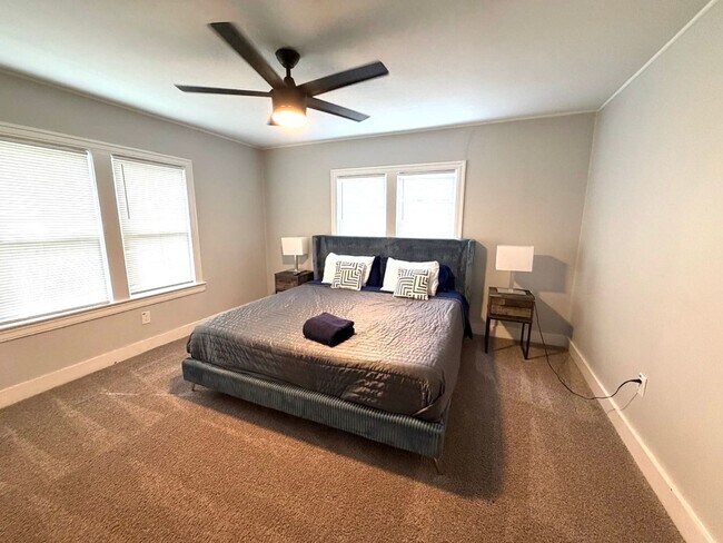 Building Photo - Available fully furnished or unfurnished, this beautifully renovated 3-bedroom, 1.5-bathroom home...