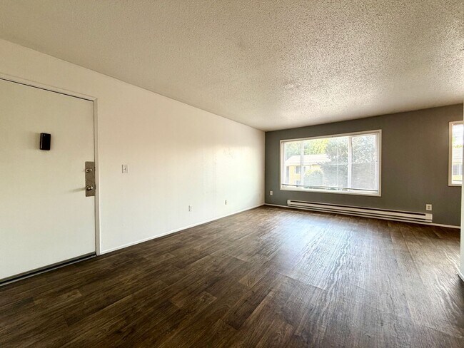 Building Photo - ~Spacious Top Floor Unit~ Great Natural Light~ Updated Appliances~ Pets Welcome!~