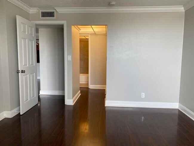 Building Photo - 9 Royal Palm Way