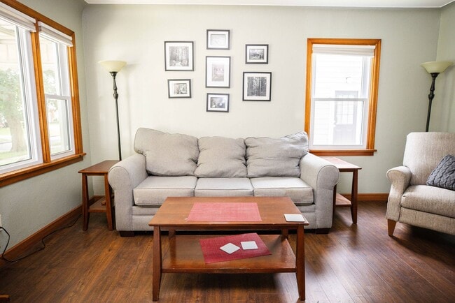 Building Photo - Beautifully updated two bedroom home in We...