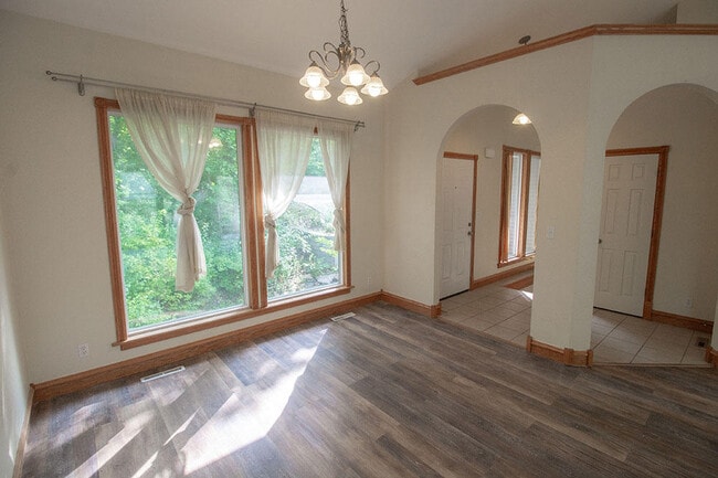 Building Photo - 1420 Bradford Dr
