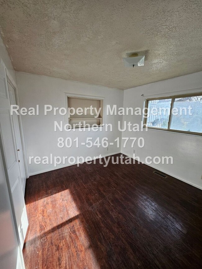 Building Photo - 4 Bedroom 2 Bath Duplex- Main Level Availa...