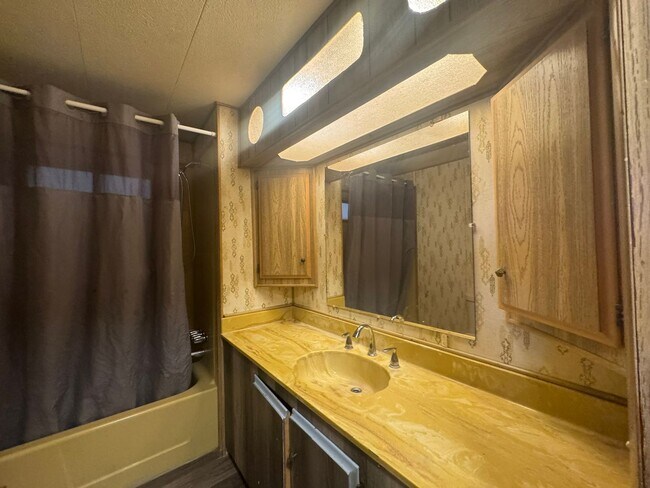 Building Photo - Large Customized 2 Bedroom Manuf Home w/Bonus Room= 3 total bedrooms
