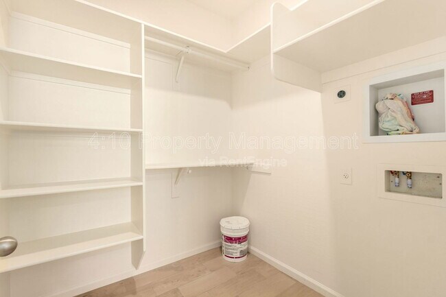 Building Photo - 5216 S 16th Pl