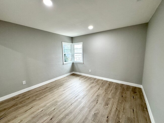 Building Photo - Charming 2 Bedroom Home Near Olivedale Par...