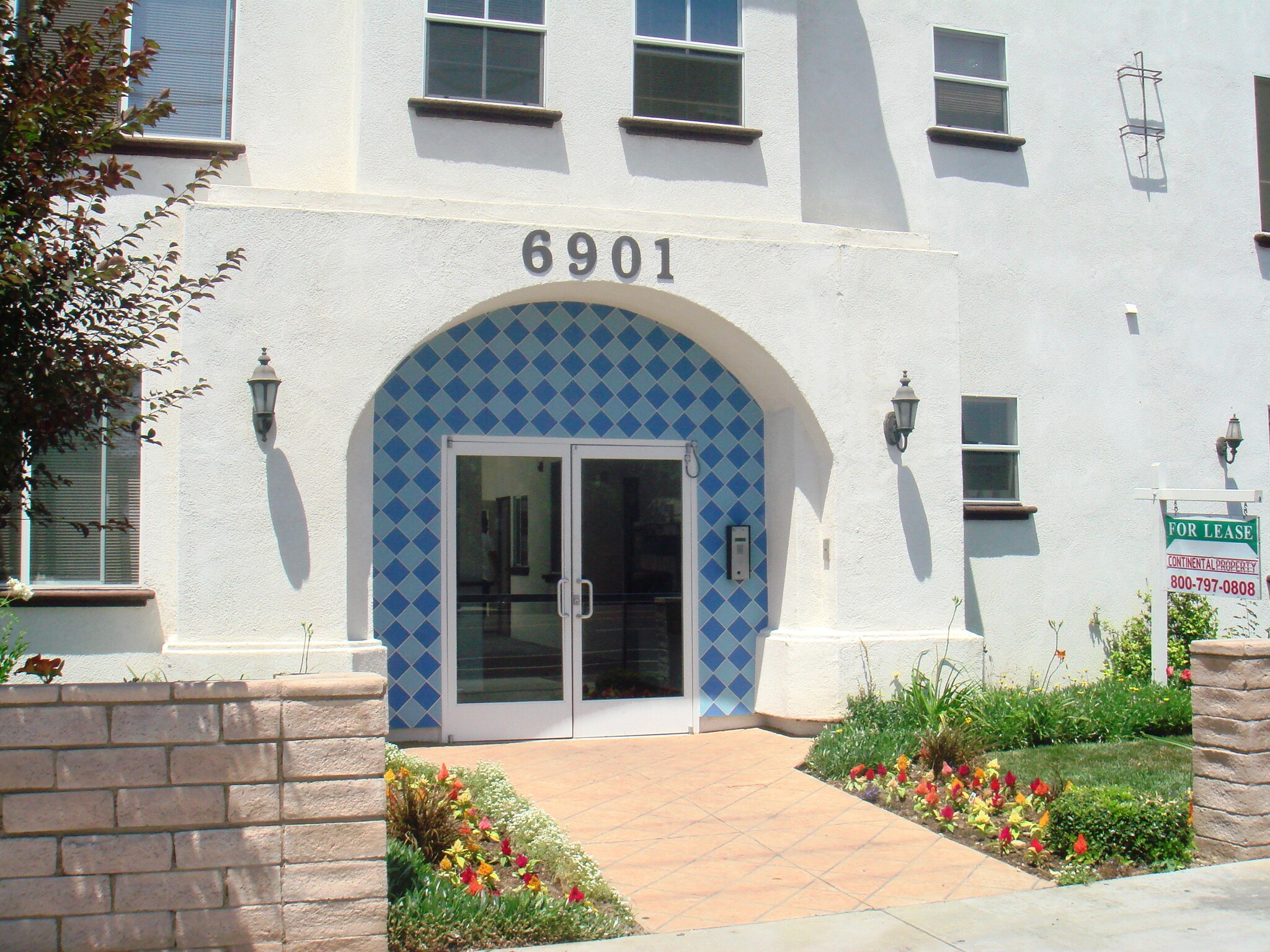 Building Photo - 6901 Laurel Canyon Blvd