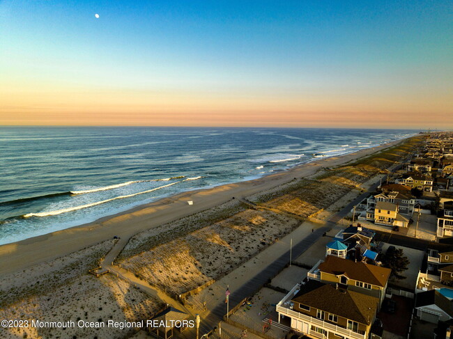 Building Photo - 1404 Oceanfront