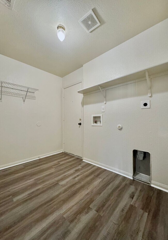 Building Photo - Desirable Highlands at Sagert Ranch Neighborhood!! Features 4 Bedrooms, 2.25 Bath, 2 Car Garage Home