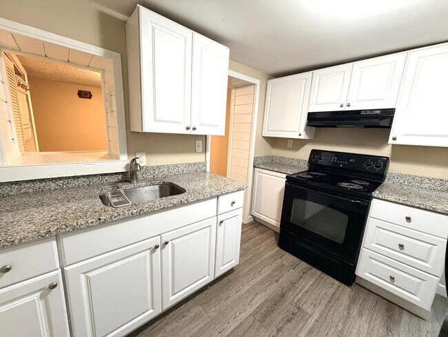 Building Photo - Downstairs 2BR/1BA Riverside Duplex Apartment