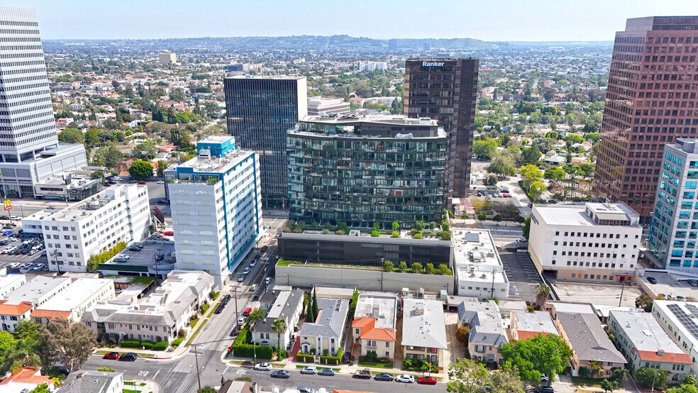 Building Photo - 657 S La Jolla Ave