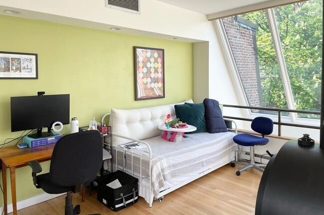 Building Photo - 33 Lawrence St