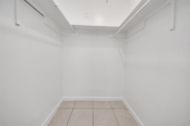 Building Photo - 5526 Farley Dr