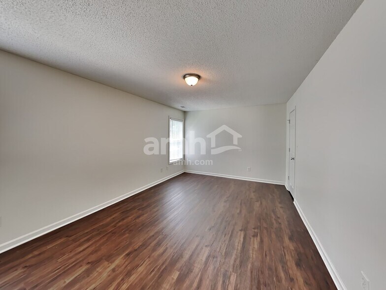 Building Photo - 208 MacKenzie Ct