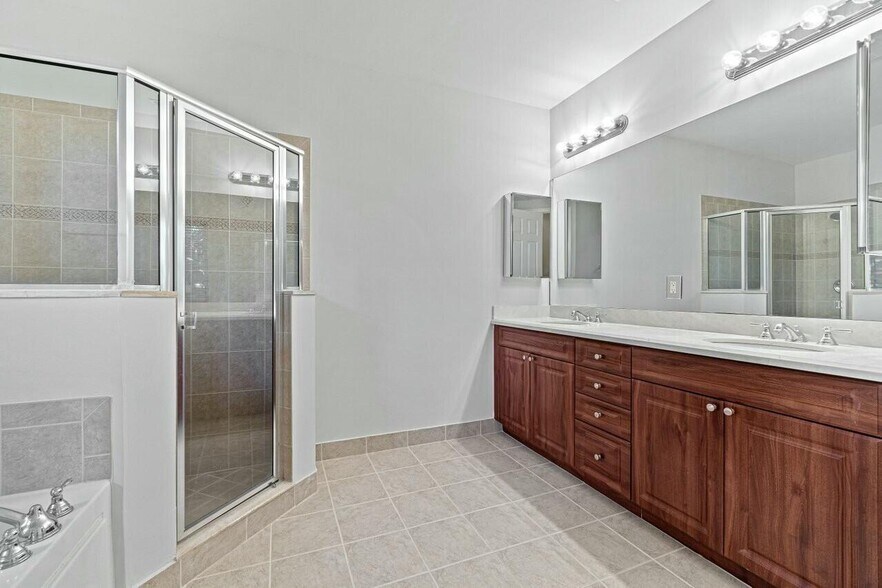 Building Photo - 3016 Waterside Cir