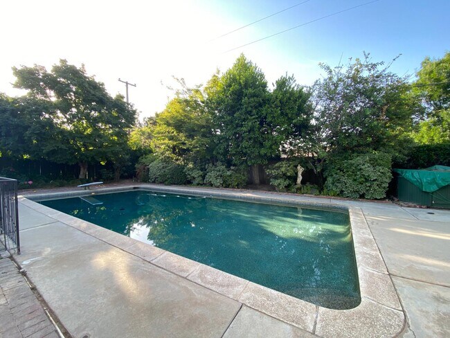 Building Photo - 1217 W Tenaya Way