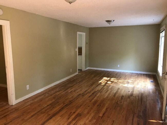 Building Photo - Charming 2 Bedroom 1 Bath house Available ...