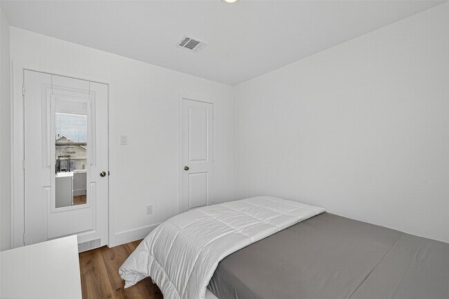 Building Photo - 27615 Seascape Vlg Dr