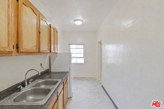 Building Photo - 400 S Kenmore Ave