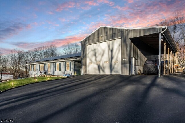 Building Photo - 153 Stag Hill Rd